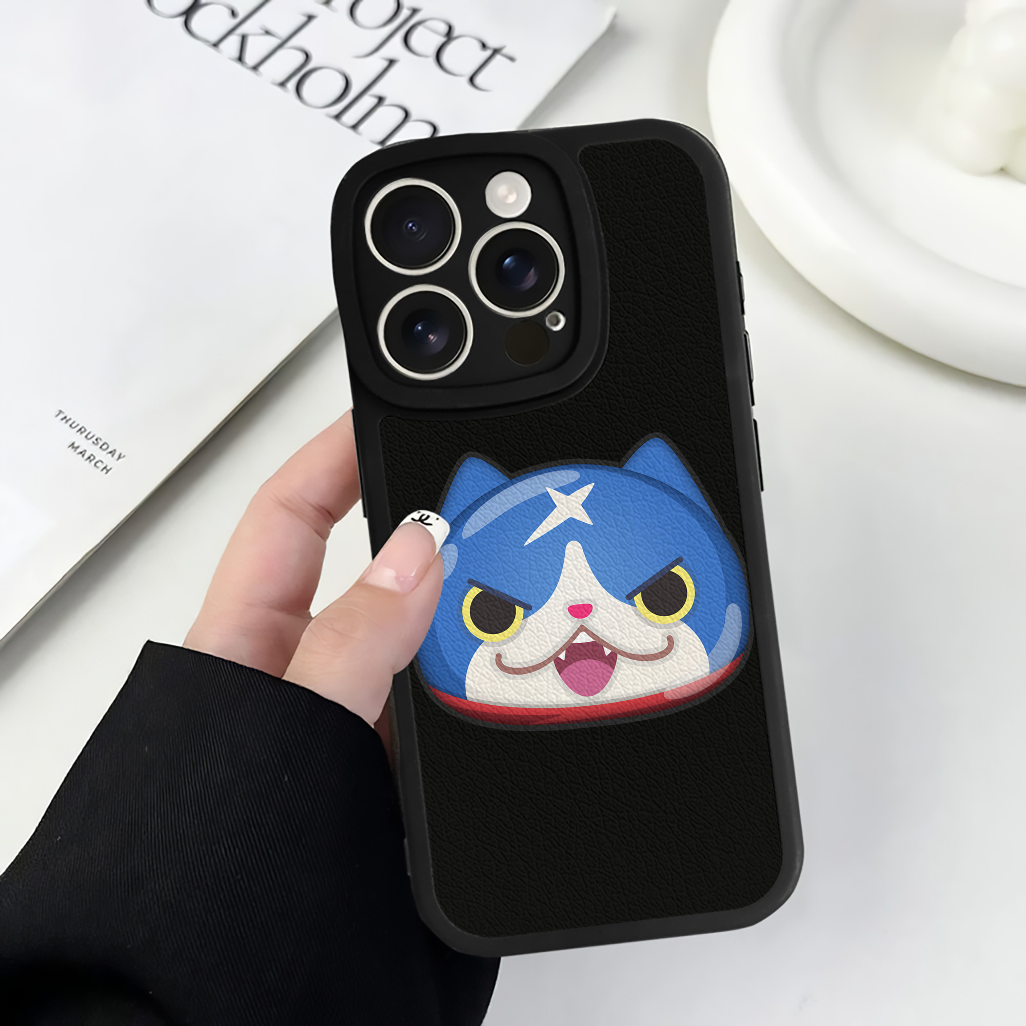 （画像用） 妖怪ウォッチ Yo-kai Watch 【iPhone 16シリーズ対応】シリコンスマホケース（レザー調） 材質：シリコン